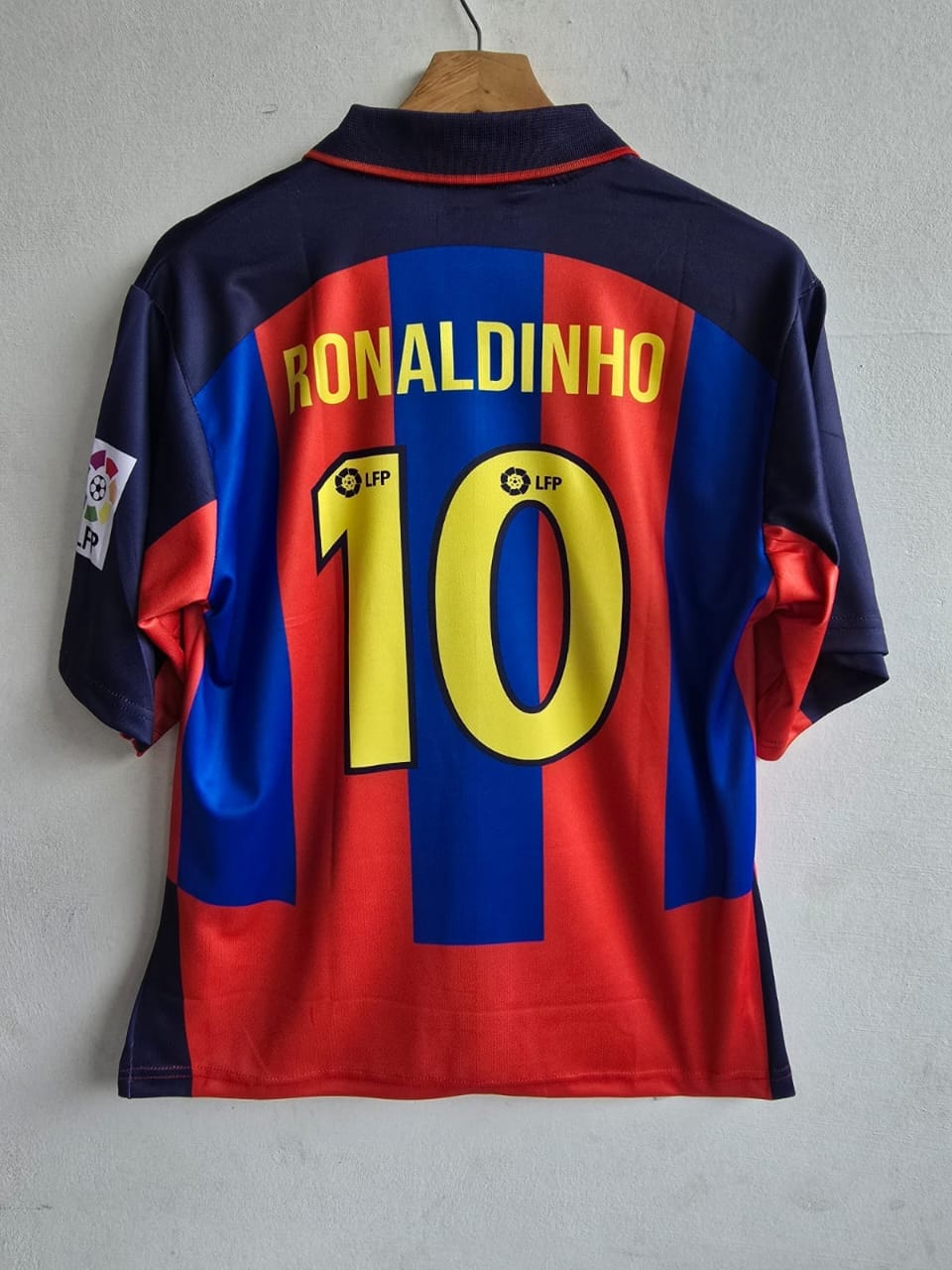 FC Barcelona 2003-04 home (RONALDINHO) - View 2